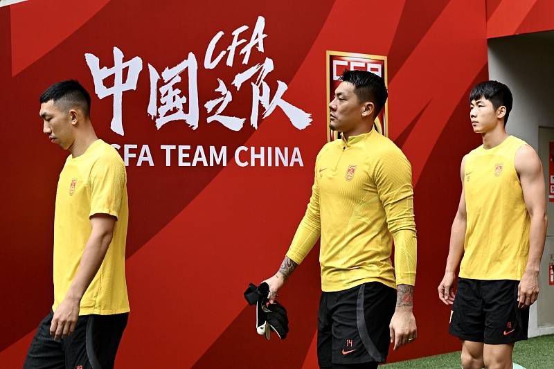 在拿下鹈鹕之后，湖人迎来一波三连胜，排名（14胜9负）升至西区第四。